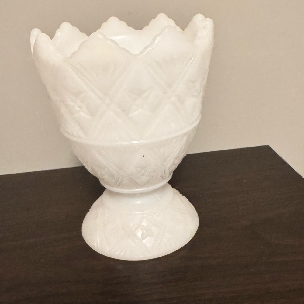 Vintage E.O. BRODY White Milk Glass Pedestal Vase MJ-21 #2255 Cleveland, USA